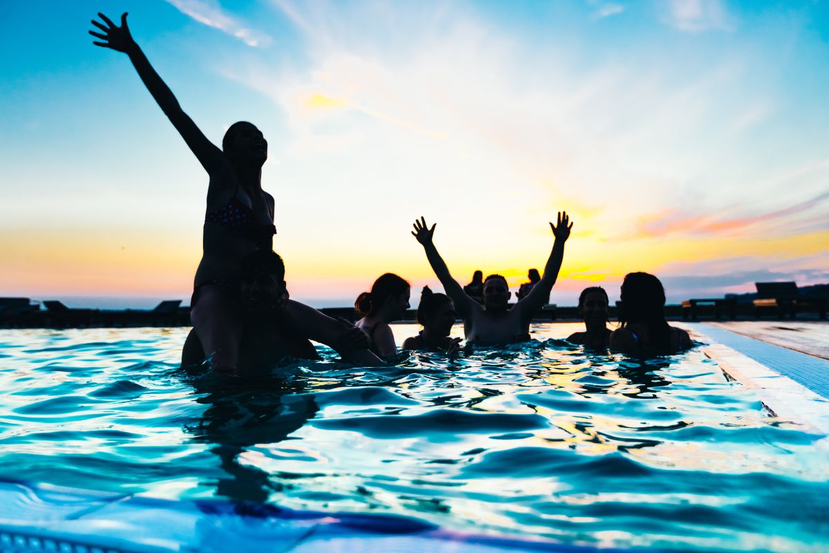 petrecere majorat in aer liber la piscina