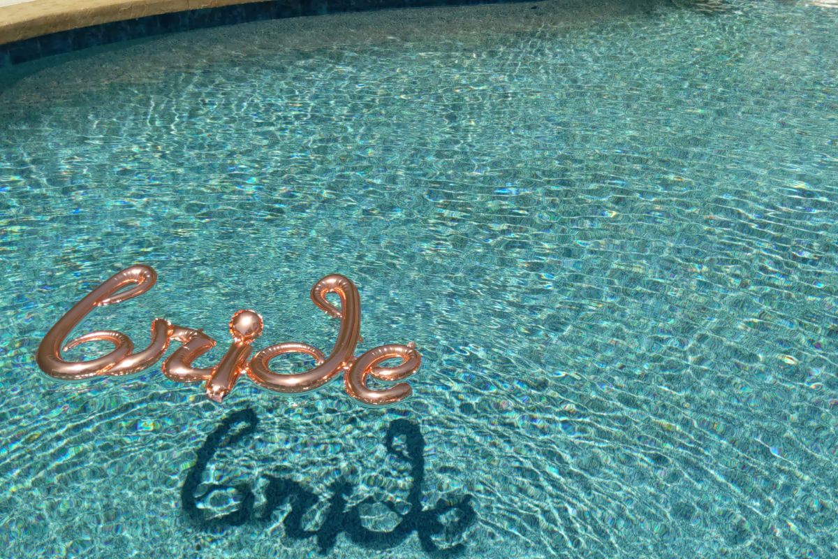 pool party petrecere burlacite