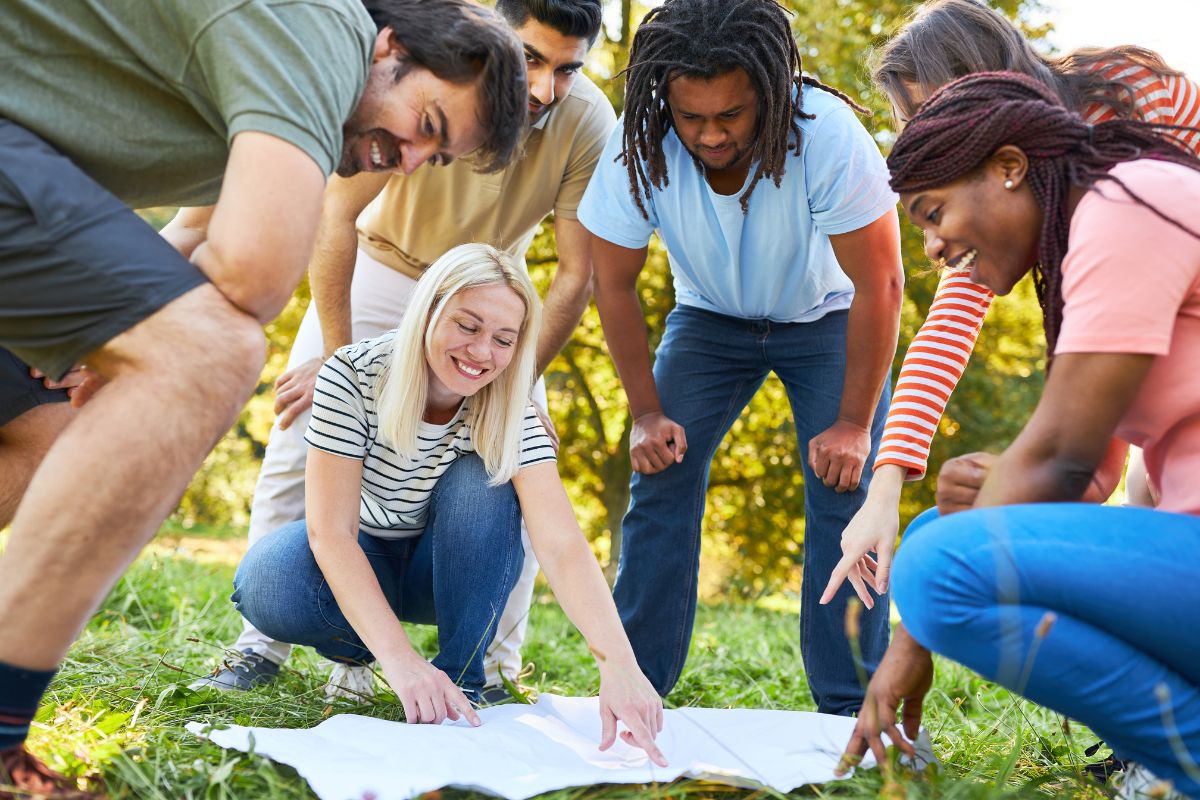 treasure hunt outdoor teambuilding