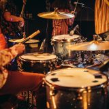 DJ, trupă live sau ambele Muzica potrivită pentru petrecerea de Crăciun a firmei