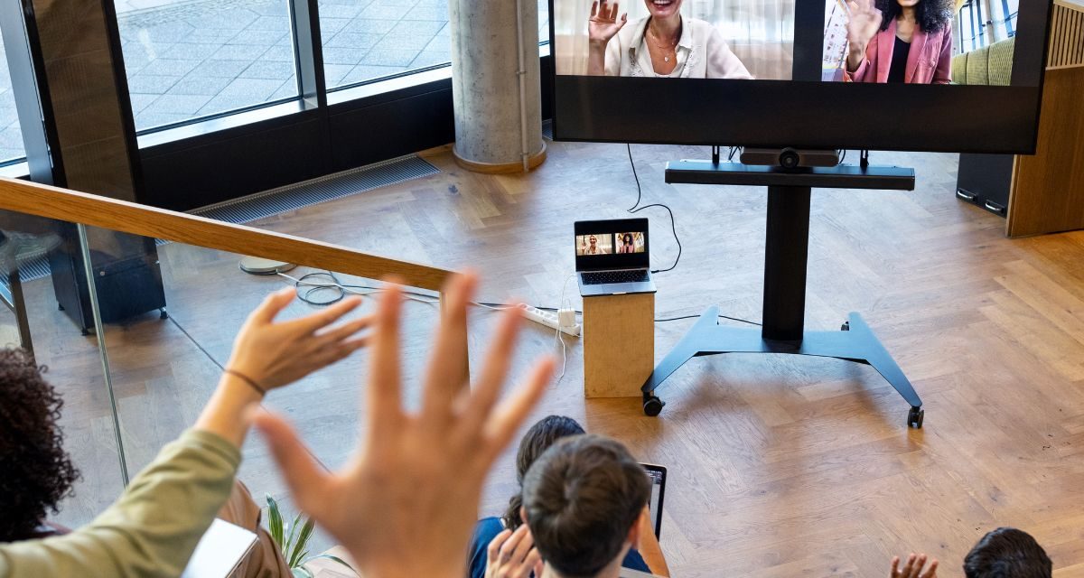 Eveniment hibrid în 2026: cum combini online-ul în offline